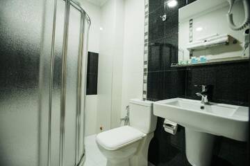 Люкс с видом на море и на бассейн в Отеле Kobuleti Pearl Of Sea Hotel & Spa